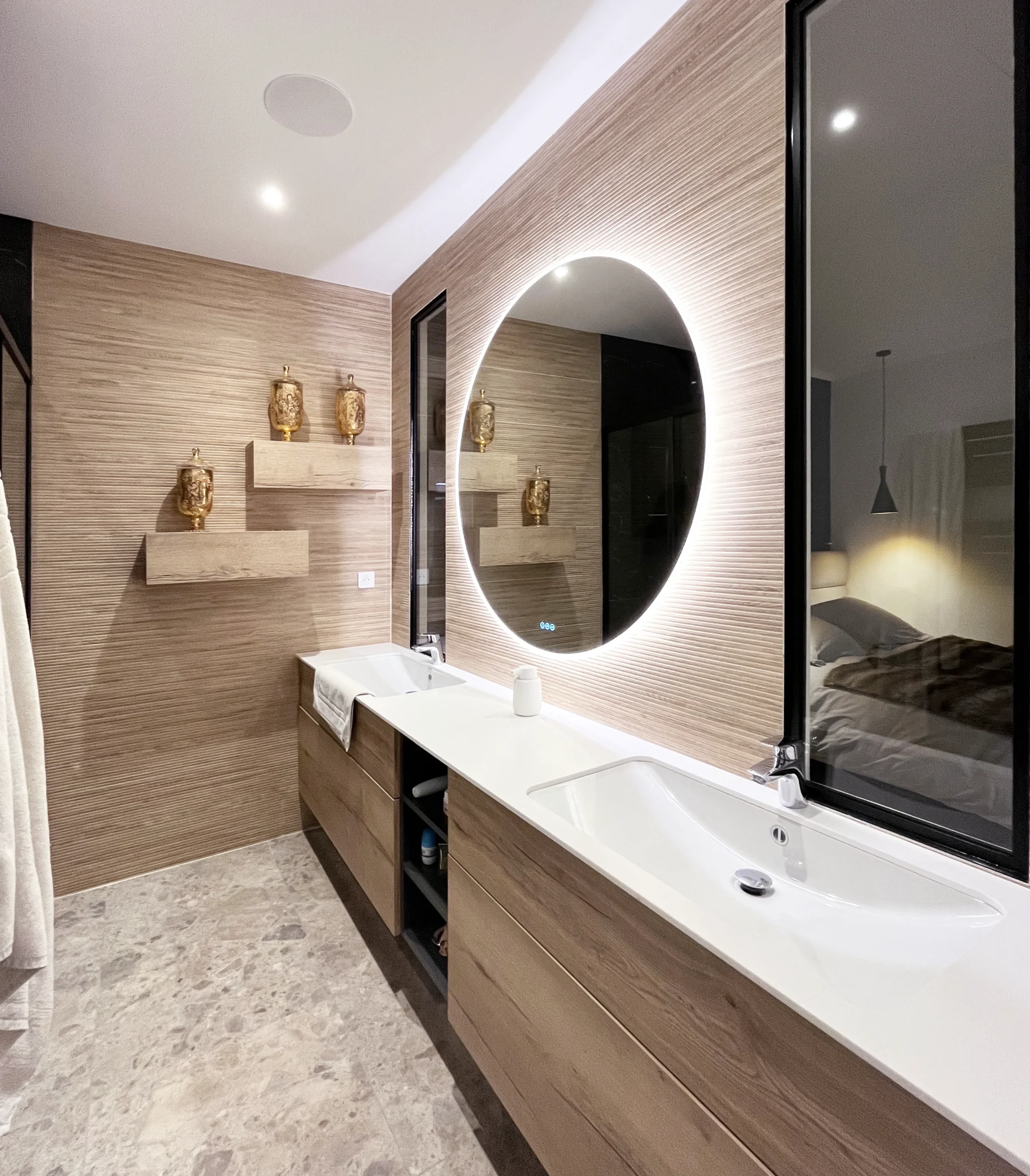 Meuble vasque en bois avec miroir rétroéclairé dans une salle de bain contemporaine